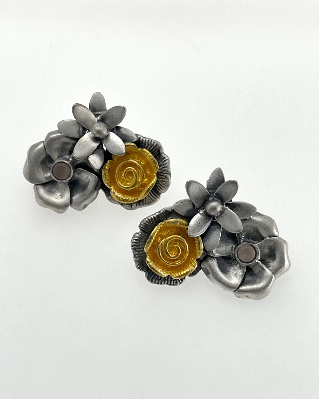 Thick tier earrings-Himatsingka Flower Stud Earrings